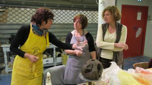 Discussion autour d une piece dans l atelier